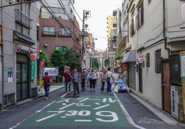 Tokyo, Japonya - 20 Mayıs 2017. Tokyo, Japonya sokaklarında. Tokyo dünyanın en pahalı şehirlerinden biridir.