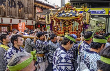 Tokyo, Japonya - 20 Mayıs 2017. Mikoshi Matsuri Festivali Tokyo, Japonya'da alay. Mikoshi Matsuri üç büyük Shinto festivaller Tokyo biridir.