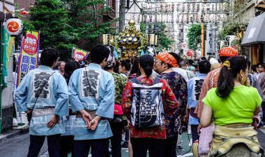 Tokyo, Japonya - 20 Mayıs 2017. Mikoshi Matsuri Festivali Tokyo, Japonya'da alay. Mikoshi Matsuri üç büyük Shinto festivaller Tokyo biridir.