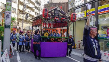 Tokyo, Japonya - 20 Mayıs 2017. Mikoshi Matsuri Festivali Tokyo, Japonya'da alay. Mikoshi Matsuri üç büyük Shinto festivaller Tokyo biridir.
