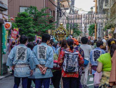 Tokyo, Japonya - 20 Mayıs 2017. Mikoshi Matsuri Festivali Tokyo, Japonya'da alay. Mikoshi Matsuri üç büyük Shinto festivaller Tokyo biridir.
