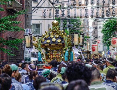 Tokyo, Japonya - 20 Mayıs 2017. Mikoshi Matsuri Festivali Tokyo, Japonya'da alay. Mikoshi Matsuri üç büyük Shinto festivaller Tokyo biridir.
