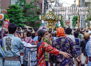 Tokyo, Japonya - 20 Mayıs 2017. Mikoshi Matsuri Festivali Tokyo, Japonya'da alay. Mikoshi Matsuri üç büyük Shinto festivaller Tokyo biridir.