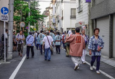 Tokyo, Japonya - 20 Mayıs 2017. Mikoshi Matsuri Festivali Tokyo, Japonya'da alay. Mikoshi Matsuri üç büyük Shinto festivaller Tokyo biridir.