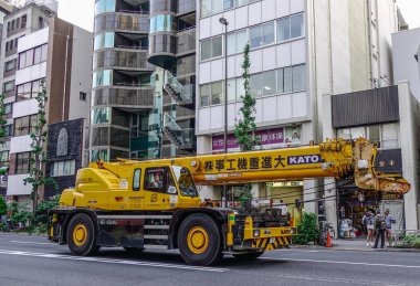 Tokyo, Japonya - 20 Mayıs 2017. Tokyo, Japonya'nın sokakta Vinçli özel kamyon.