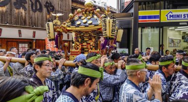 Tokyo, Japonya - 20 Mayıs 2017. Mikoshi Matsuri Festivali Tokyo, Japonya'da alay. Mikoshi Matsuri üç büyük Shinto festivaller Tokyo biridir.