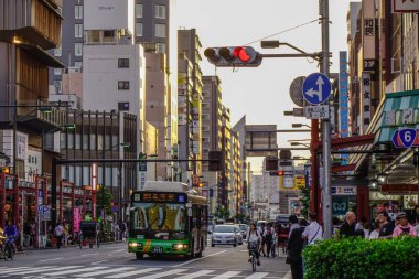 Tokyo, Japonya - 20 Mayıs 2017. Tokyo, Japonya sokaklarında. Tokyo dünyanın en pahalı şehirlerinden biridir.