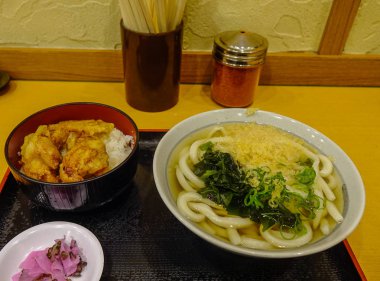 Tokyo, Japonya için ucuz restoranda öğle yemeği için Udon erişte çorbası.