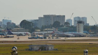 Yolcu uçakları piste Taksilemek