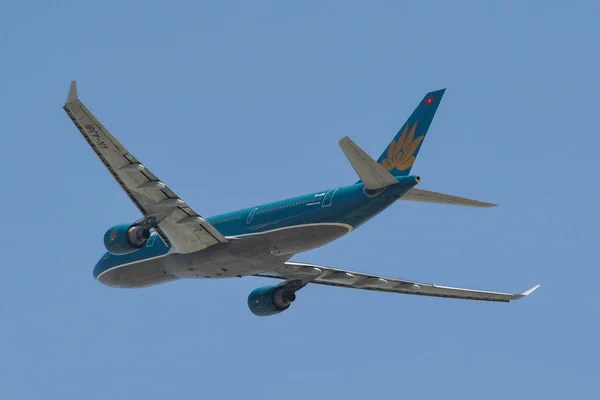 Avión de pasajeros despegando del aeropuerto — Foto de Stock