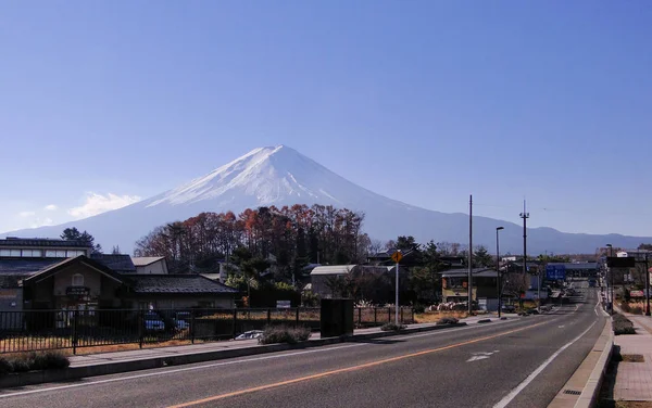 富士山の背景を持つ小さな町 — ストック写真