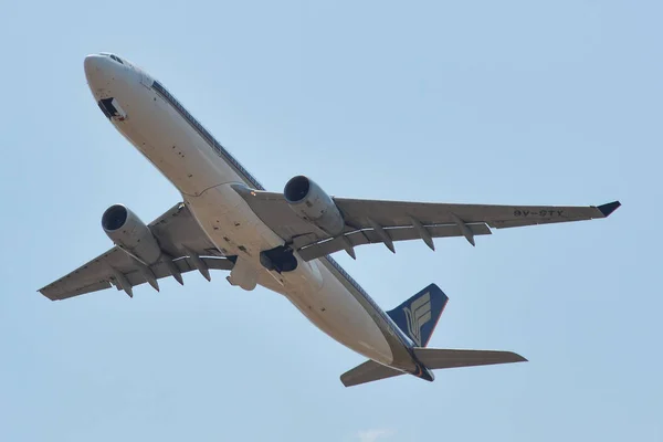 Avión de pasajeros despegando del aeropuerto — Foto de Stock