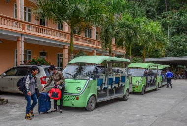 Vietnam yol sınır kapısında elektrik sepeti