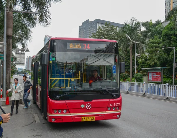 Ein bus auf der straße von nanning, china — Stockfoto
