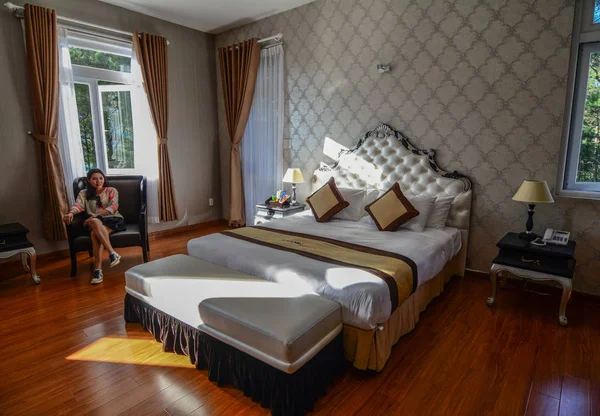 Bedroom at luxury hotel in Dalat, Vietnam — Stock Photo, Image