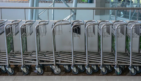 Flughafen-Trolley-Parkplatz — Stockfoto