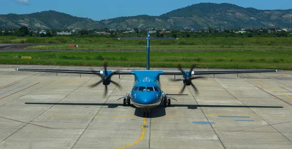 ATR-72 літак стикування в аеропорті — стокове фото