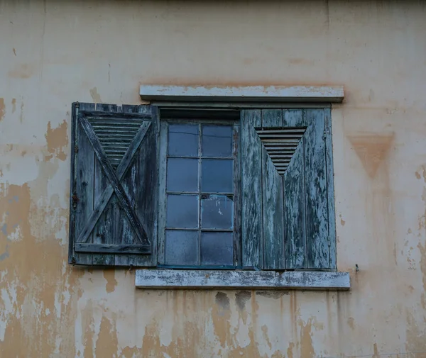 Дерев'яне вікно старого будинку — стокове фото
