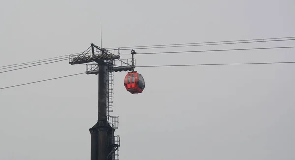 Αυτοκινήτων καλωδίων βουνό Tianmen ενάντια σε γκρίζο ουρανό — Φωτογραφία Αρχείου