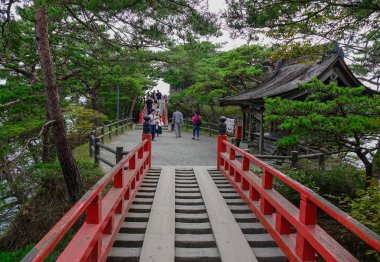 Kırmızı köprü'den, Godaido Tapınak
