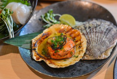 Toprak soslu ızgara taze tarak 