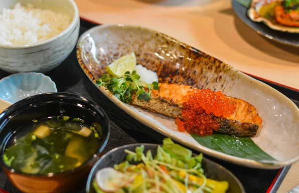 Pescado a la plancha en comida japonesa — Foto de Stock