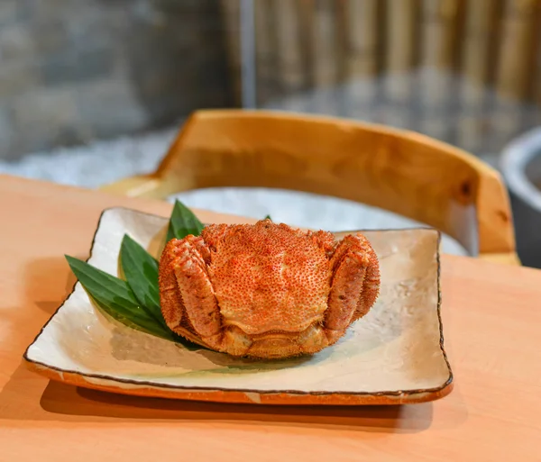 Caranguejo japonês fresco na mesa de madeira — Fotografia de Stock