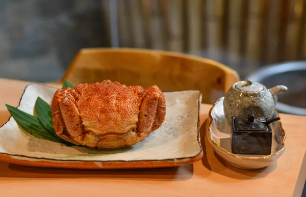 Свіжі японський краба на дерев'яні таблиці — стокове фото