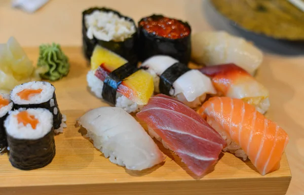 Sushi japonez proaspăt (pește crud ) — Fotografie, imagine de stoc