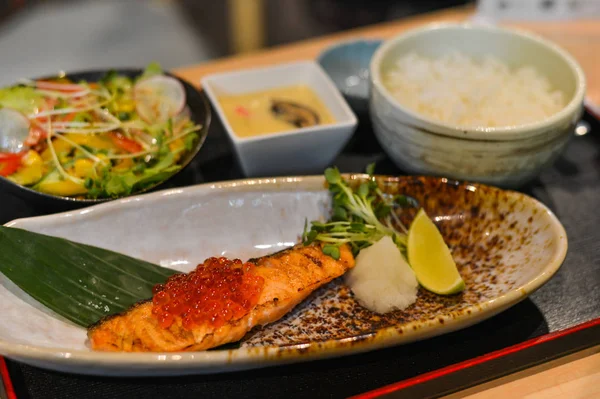 Pescado a la plancha en comida japonesa — Foto de Stock