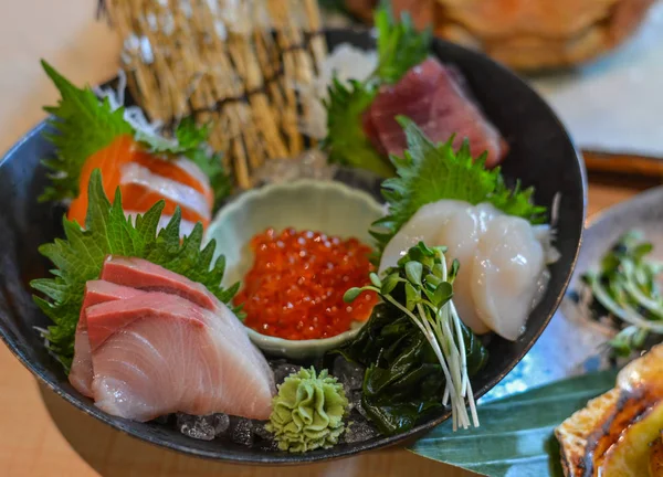 Blandad skivad fisk sashimi på is i skål — Stockfoto