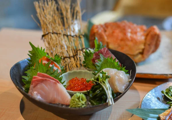 Gemengde gesneden vis sashimi op ijs in kom — Stockfoto