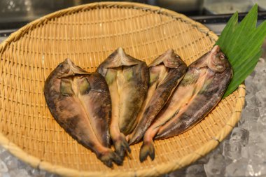 Bambu sepet üzerinde taze balık 