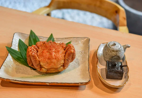 木製のテーブルに新鮮な日本のカニ — ストック写真