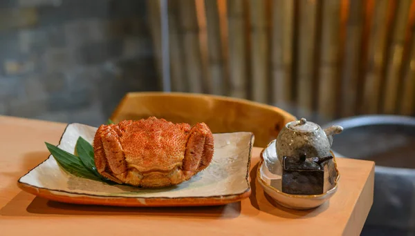 Cangrejo japonés fresco sobre mesa de madera — Foto de Stock