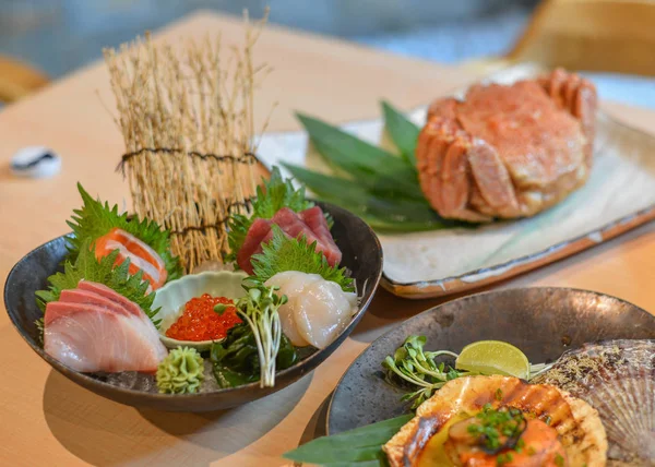 Gemengde gesneden vis sashimi op ijs in kom — Stockfoto