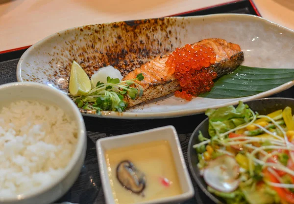 Peixe grelhado na refeição japonesa — Fotografia de Stock