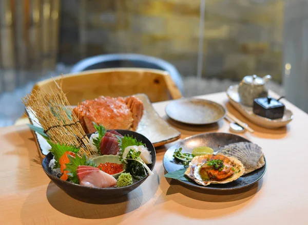 Mezcla de sashimi de pescado en rodajas sobre hielo en un tazón — Foto de Stock