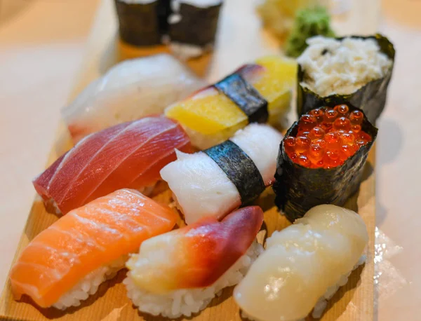 Färsk japansk sushi (rå fisk) — Stockfoto