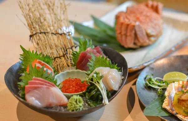 Gemengde gesneden vis sashimi op ijs in kom — Stockfoto