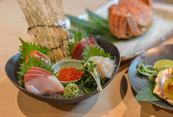 Sashimi de pește feliat mixt pe gheață în castron — Fotografie, imagine de stoc