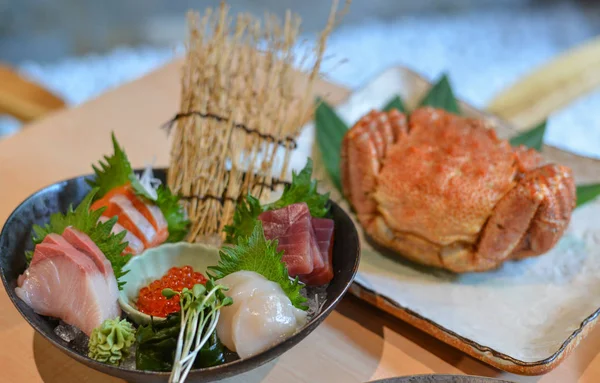 Sashimi de peixe fatiado misto no gelo na tigela — Fotografia de Stock
