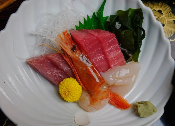 Sashimi de peixe fatiado misto no gelo na tigela — Fotografia de Stock