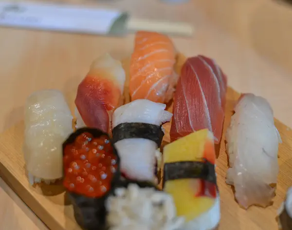 Sushi japonez proaspăt (pește crud ) — Fotografie, imagine de stoc