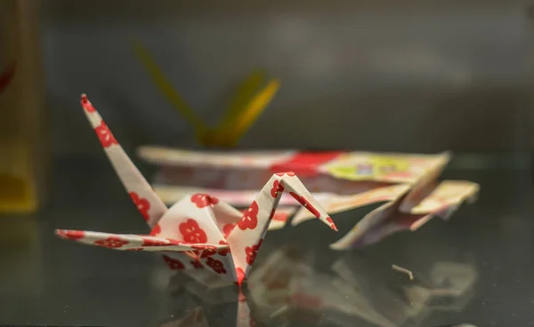Origami fåglar för dekorationer på house — Stockfoto