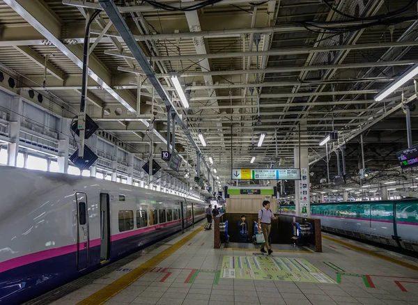 Shinkansen-Zug hält am Bahnhof — Stockfoto