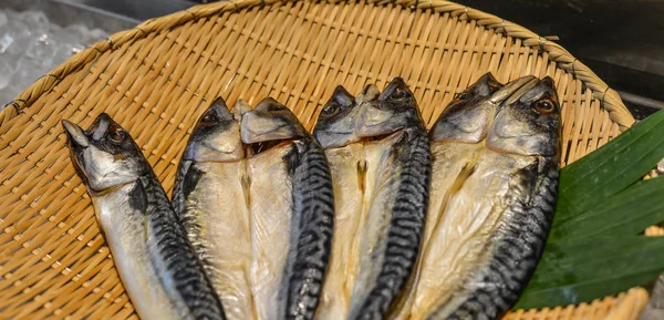 Свіжа риба на бамбуковому кошику — стокове фото