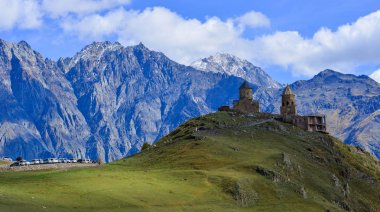 Gergeti Trinity Kilisesi (Tsminda Sameba)