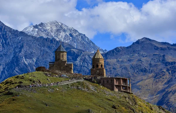 Iglesia de la Trinidad Gergeti (Tsminda Sameba ) — Foto de Stock