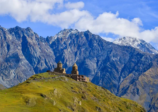 Gergeti-Dreifaltigkeitskirche (tsminda sameba) — Stockfoto